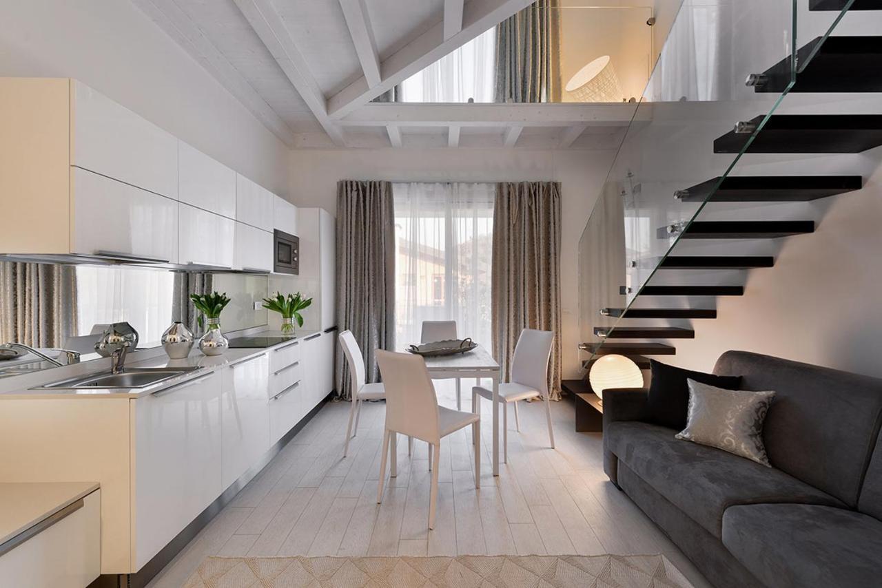 Villa Bianca Luxury Apartments Дезенцано-дель-Гарда Екстер'єр фото