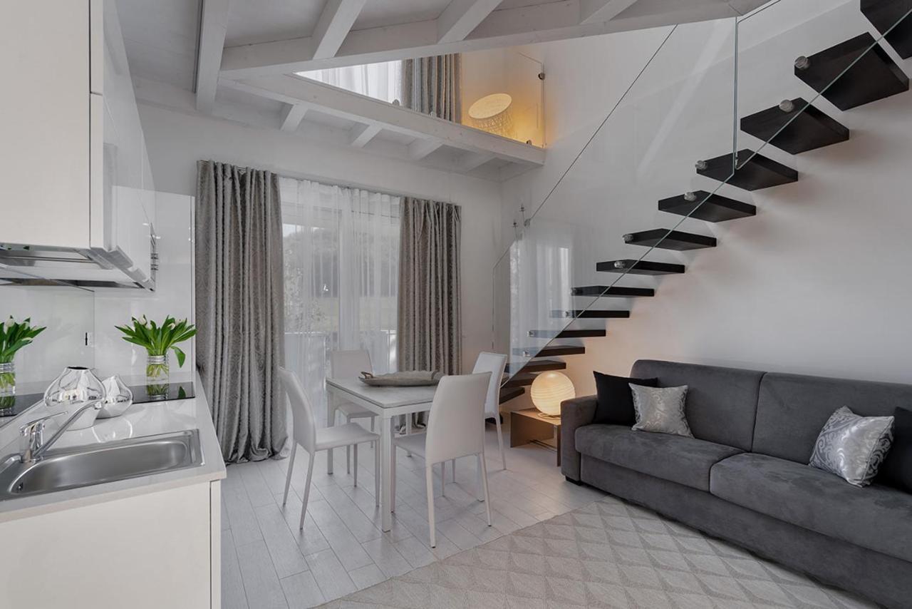 Villa Bianca Luxury Apartments Дезенцано-дель-Гарда Екстер'єр фото