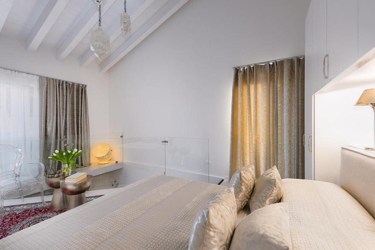 Villa Bianca Luxury Apartments Дезенцано-дель-Гарда Екстер'єр фото