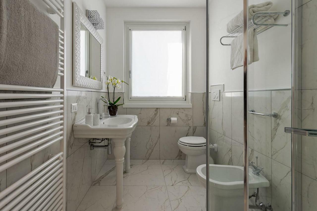 Villa Bianca Luxury Apartments Дезенцано-дель-Гарда Екстер'єр фото