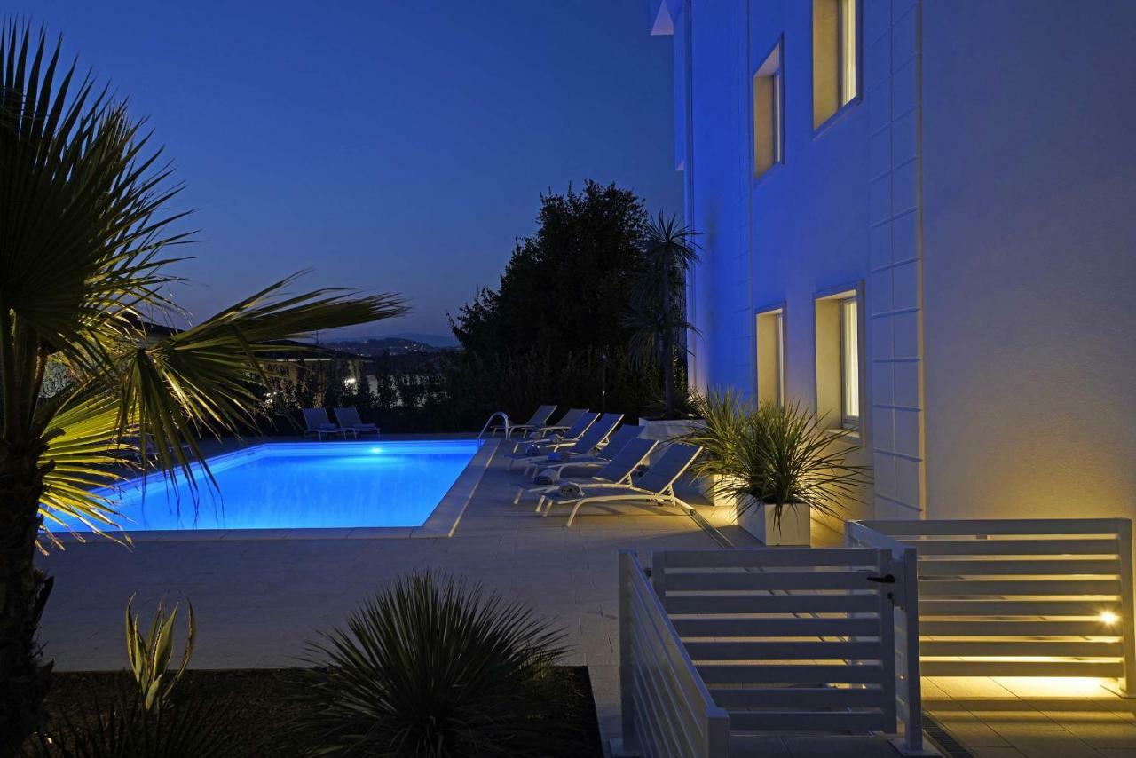 Villa Bianca Luxury Apartments Дезенцано-дель-Гарда Екстер'єр фото