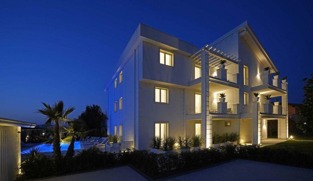 Villa Bianca Luxury Apartments Дезенцано-дель-Гарда Екстер'єр фото