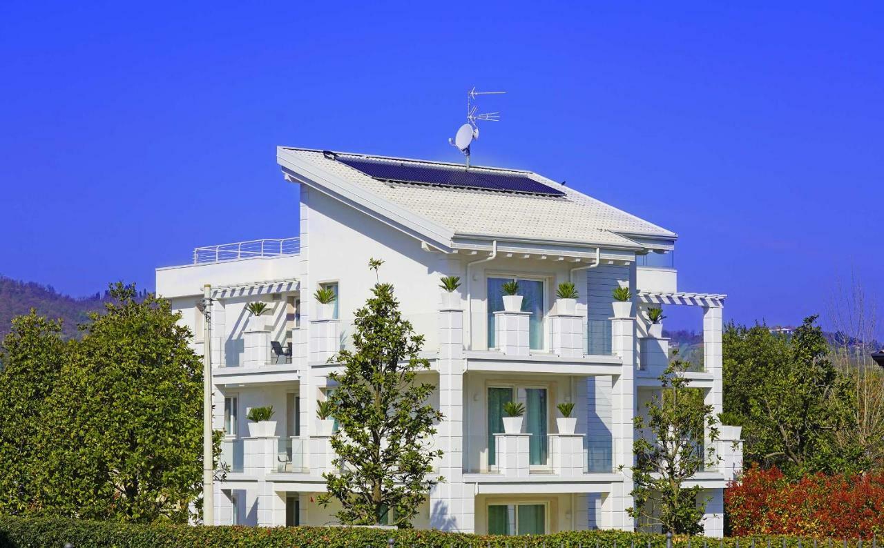 Villa Bianca Luxury Apartments Дезенцано-дель-Гарда Екстер'єр фото