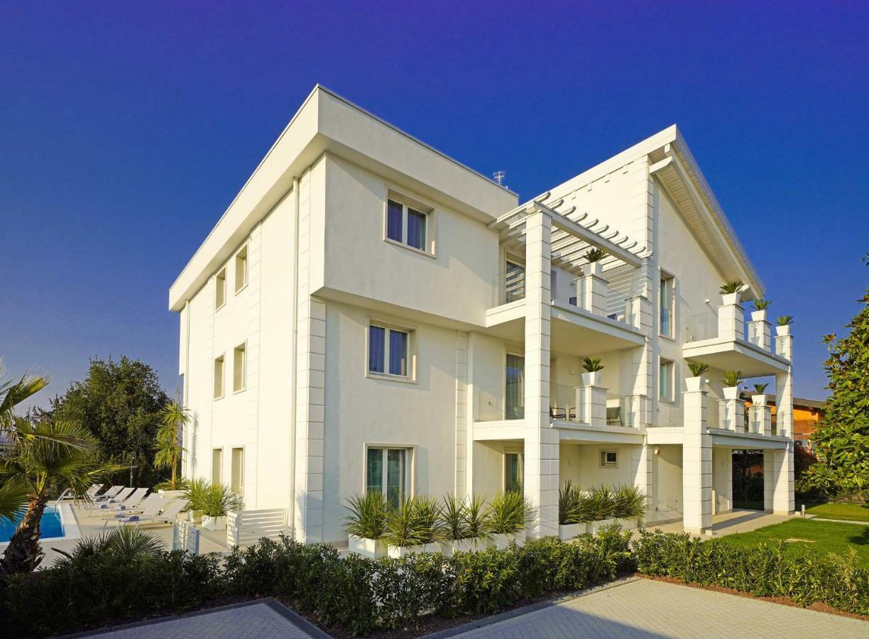 Villa Bianca Luxury Apartments Дезенцано-дель-Гарда Екстер'єр фото