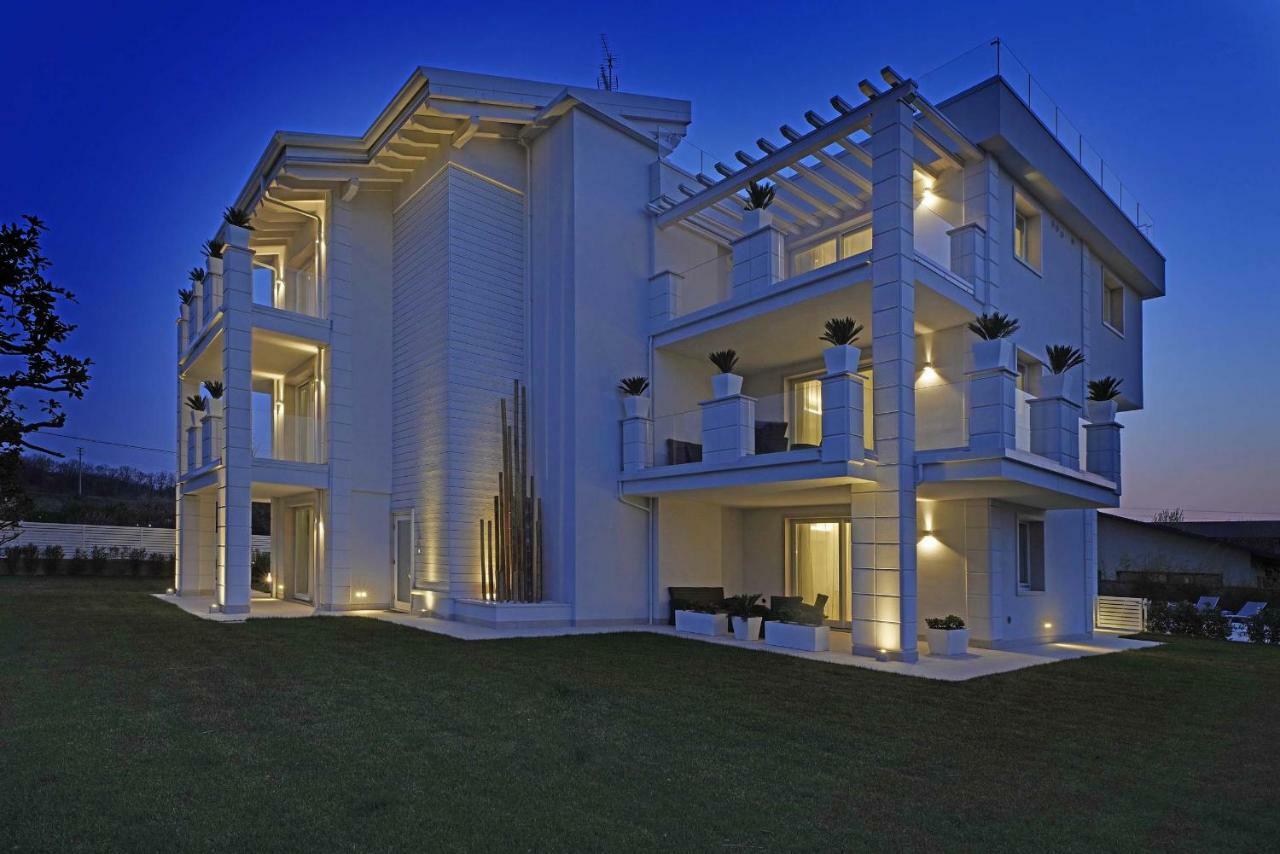 Villa Bianca Luxury Apartments Дезенцано-дель-Гарда Екстер'єр фото