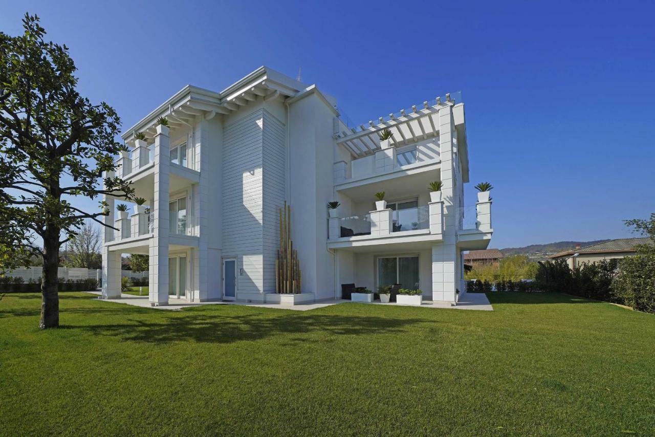 Villa Bianca Luxury Apartments Дезенцано-дель-Гарда Екстер'єр фото
