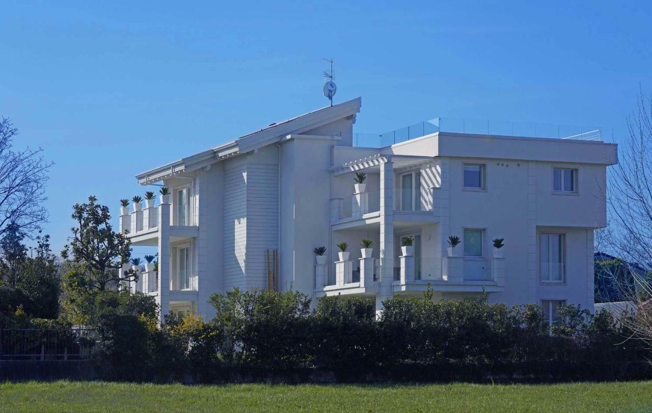 Villa Bianca Luxury Apartments Дезенцано-дель-Гарда Екстер'єр фото