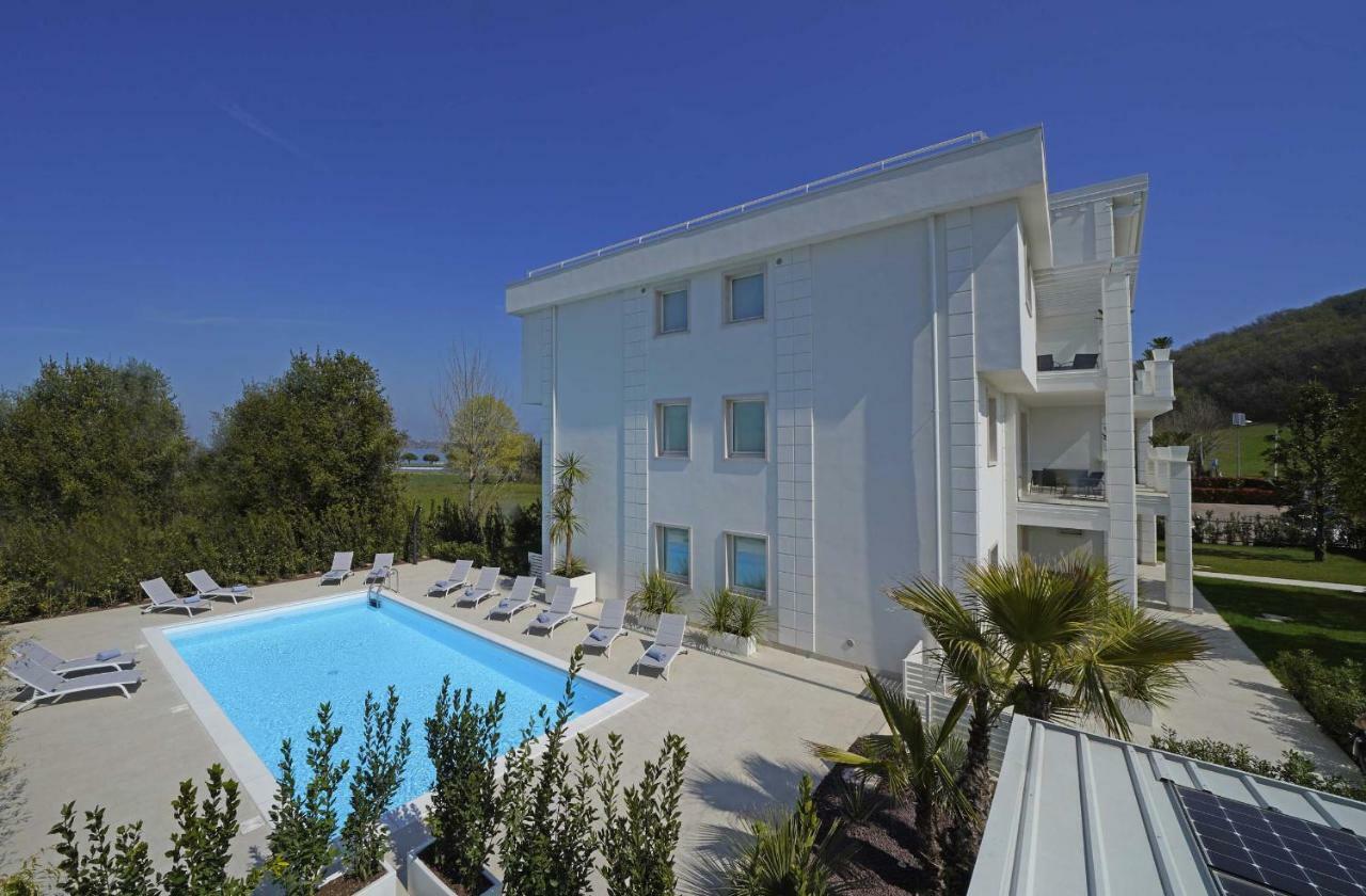 Villa Bianca Luxury Apartments Дезенцано-дель-Гарда Екстер'єр фото