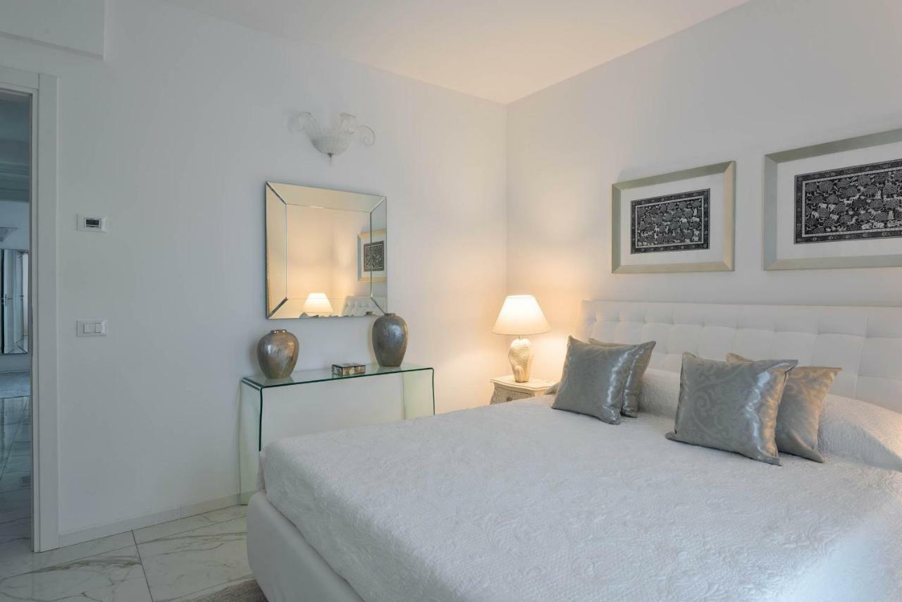 Villa Bianca Luxury Apartments Дезенцано-дель-Гарда Екстер'єр фото