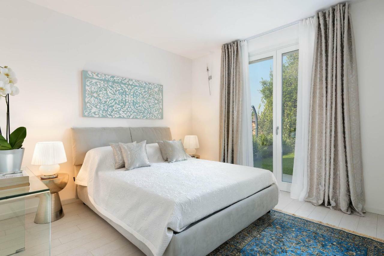 Villa Bianca Luxury Apartments Дезенцано-дель-Гарда Екстер'єр фото