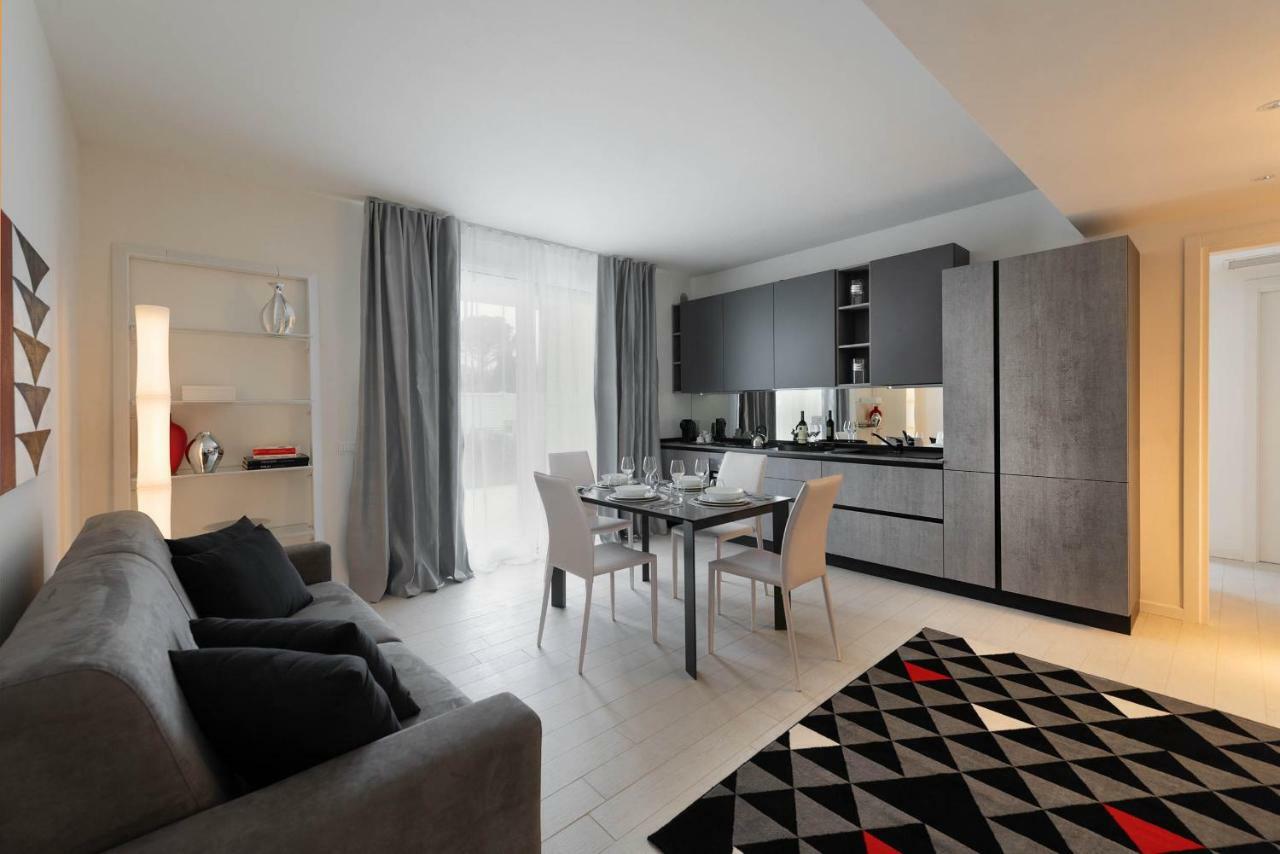 Villa Bianca Luxury Apartments Дезенцано-дель-Гарда Екстер'єр фото