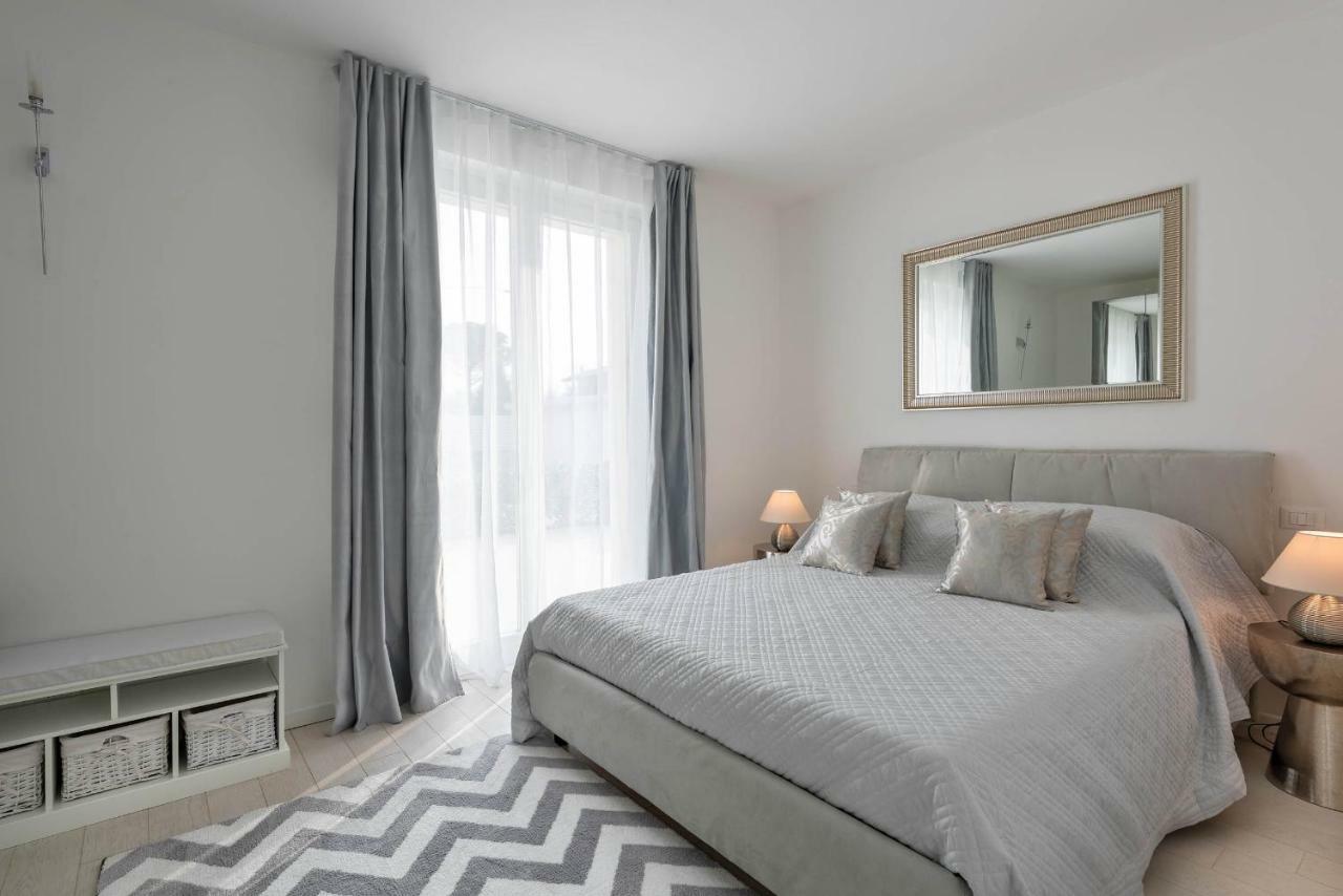 Villa Bianca Luxury Apartments Дезенцано-дель-Гарда Екстер'єр фото