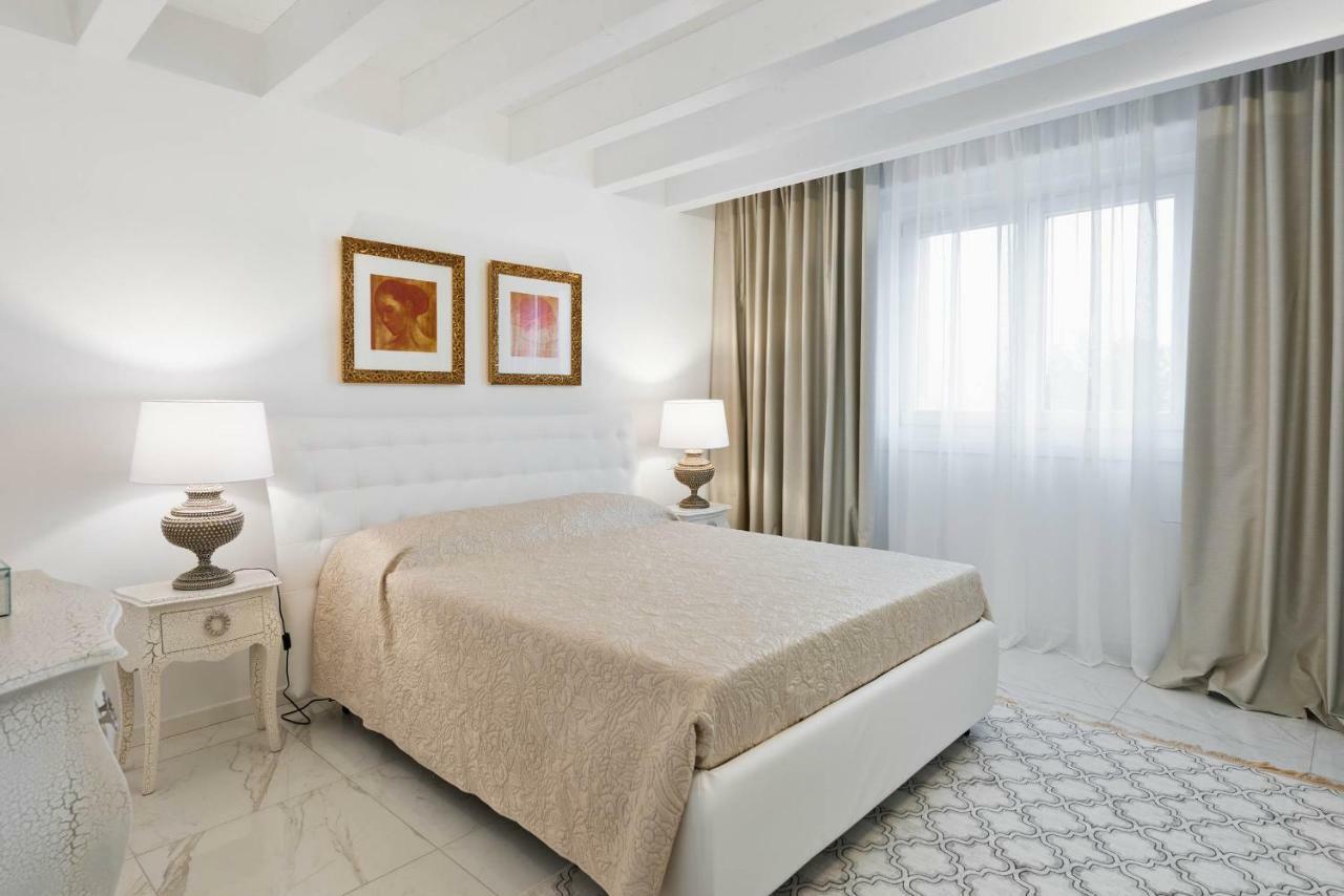 Villa Bianca Luxury Apartments Дезенцано-дель-Гарда Екстер'єр фото