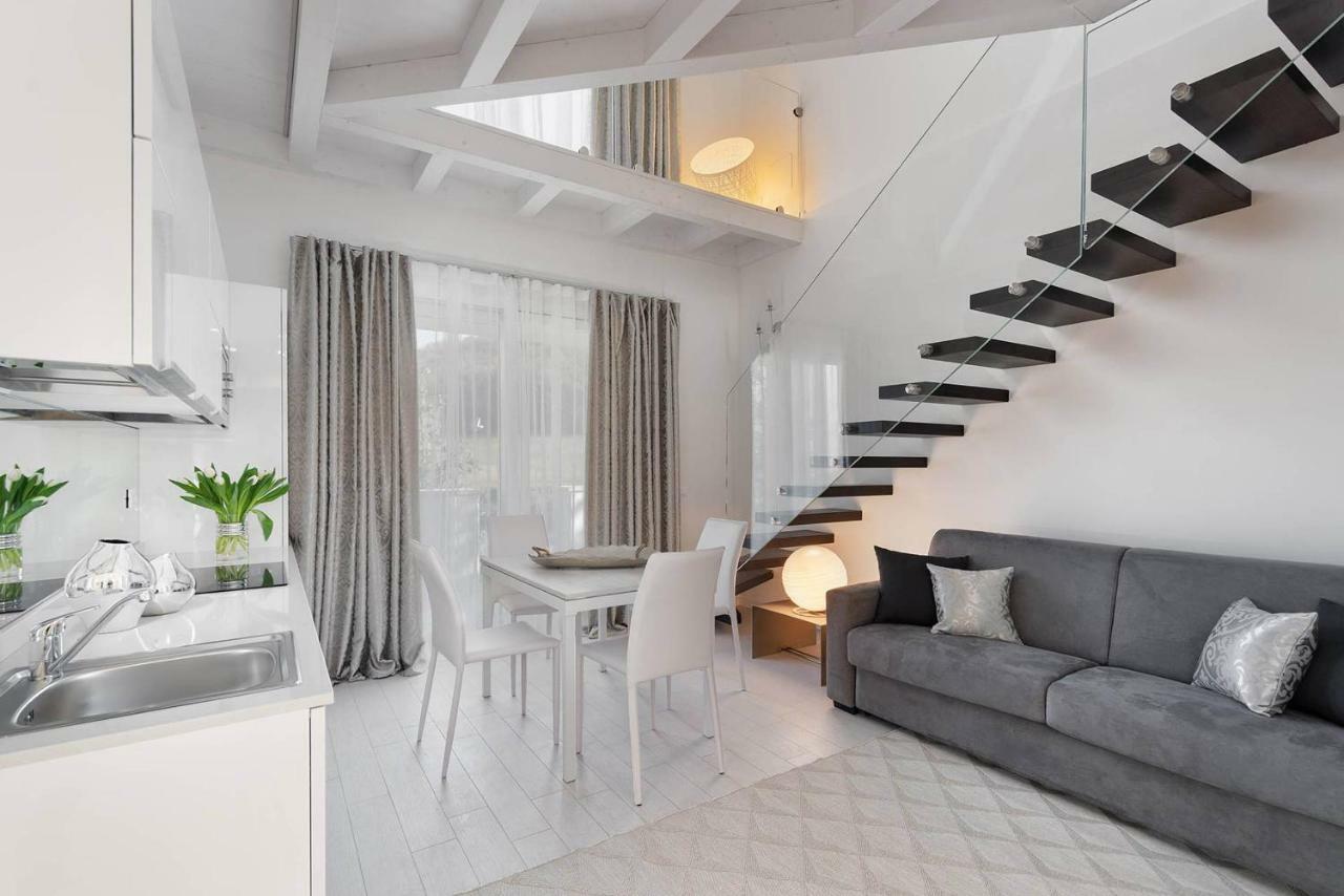 Villa Bianca Luxury Apartments Дезенцано-дель-Гарда Екстер'єр фото